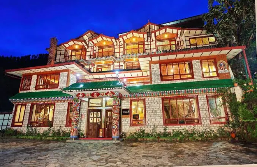 Does Club Mahindra Gangtok organise trip to Nathu La Pass and Indo-China border along with arranging permits?